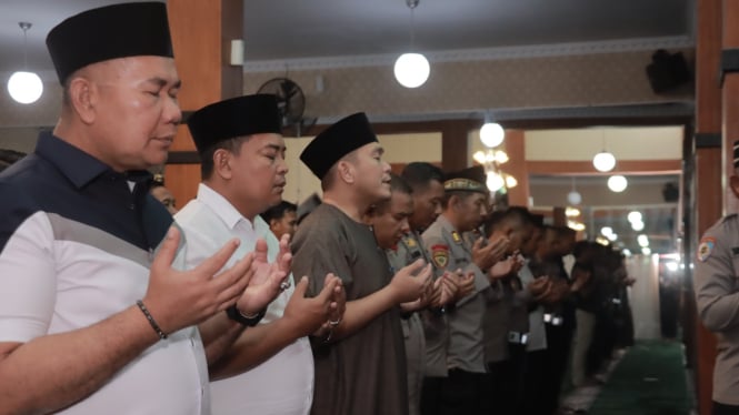 Jajaran Polres Blitar salat gaib untuk 3 polisi yang gugur