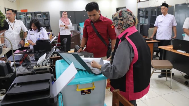 Kejaksaan saat menggeledah Kantor Dinas Pendidikan Jawa Timur.