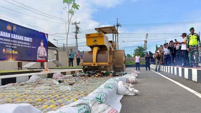 Pemusnahan ribuan miras di Mapolres Blitar