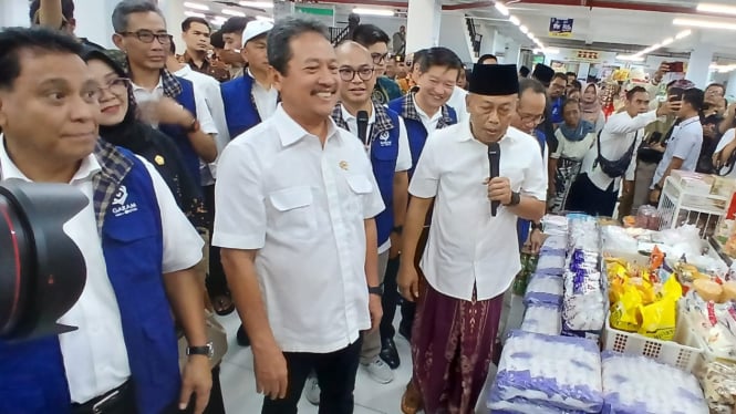 Menteri KP Trenggono didampingi Bupati Ponorogo Sugiri Sancoko (berpeci).