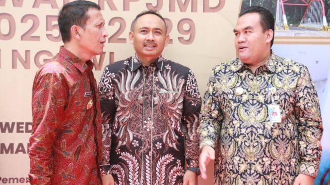 Bupati Bojonegoro, Setyo Wahono; Bupati Ngawi, Ony Anwar Harono; Bupati Blora, Arief Rohman.