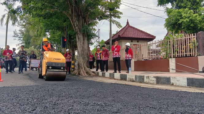 Mas Ibin melihat langsung proses perbaikan pengerjaan jalan.