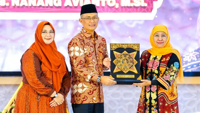 Gubernur Jawa Timur Khofifah Indar Parawansa menghadiri acara kenal pamit Kapolda Jatim yang berlangsung di Gedung Mahameru Mapolda Jatim, Jumat (21/3) sore.