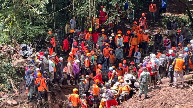 Proses Evakuasi Korban Longsor Pacet