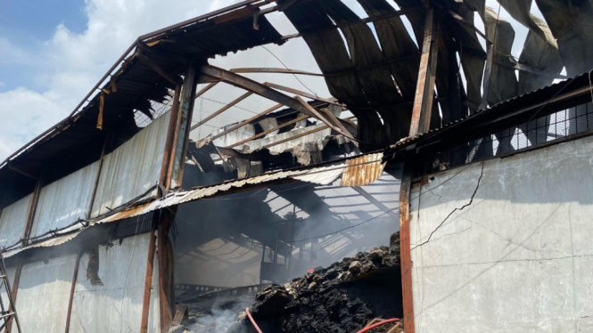 Gudang sandal Ardiles di Surabaya usai terbakar