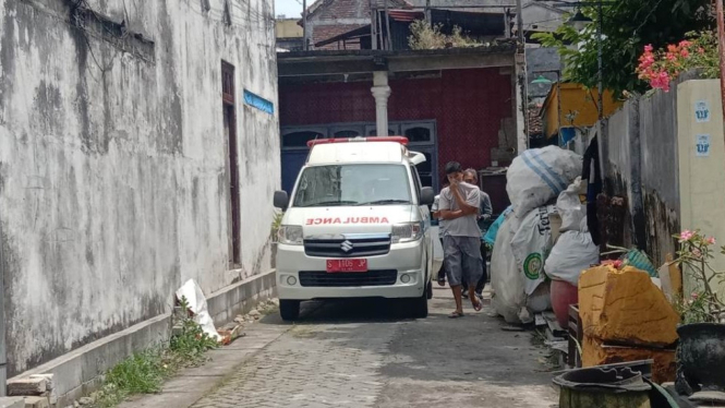 Ambulance evakuasi seorang nenek di Babat, Lamongan, yang meninggal terkunci dalam rumah