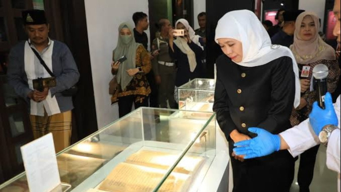 Gubernur Khofifah melihat pameran naskah kuno