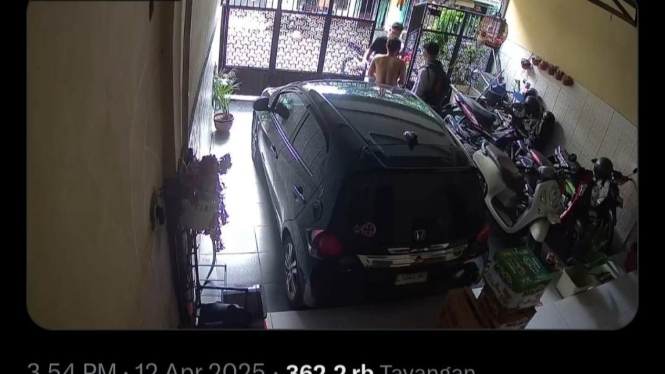Video CCTV polisi salah gerebek di Surabaya.