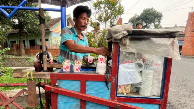 Penjual es puter korban penipuan