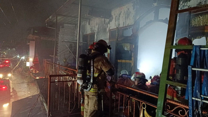 Petugas Memadamkan Kebakaran Rumah