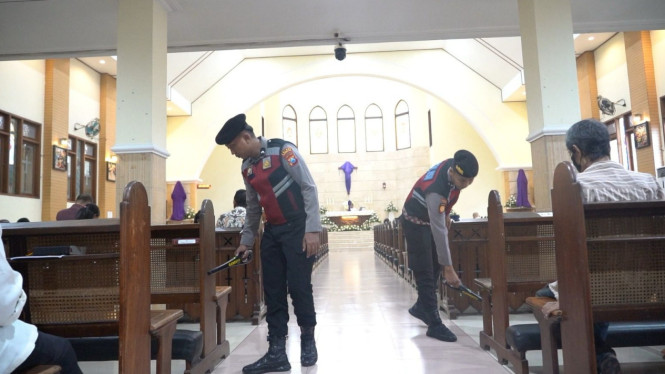 Polisi sterilkan gereja di Mojokerto jelang Paskah