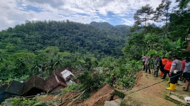 Tanah longsor menimpa 3 rumah di Kampak