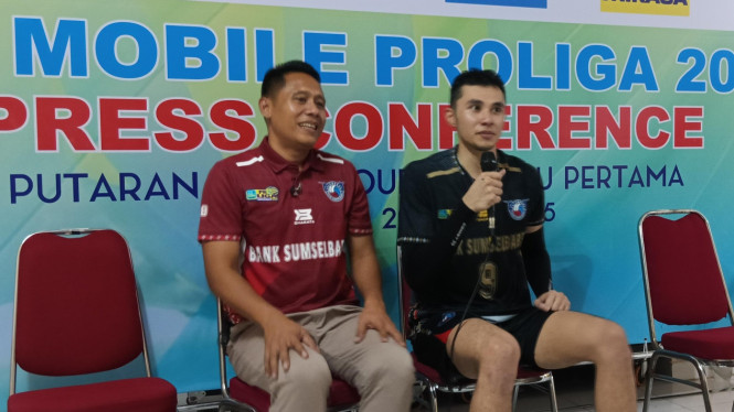Asisten Pelatih dan Pemain SumselBabel usai kalahkan Bhayangkara.
