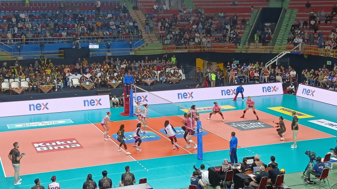 Suasana GOR Joyoboyo Kediri dipadati penonton Proliga