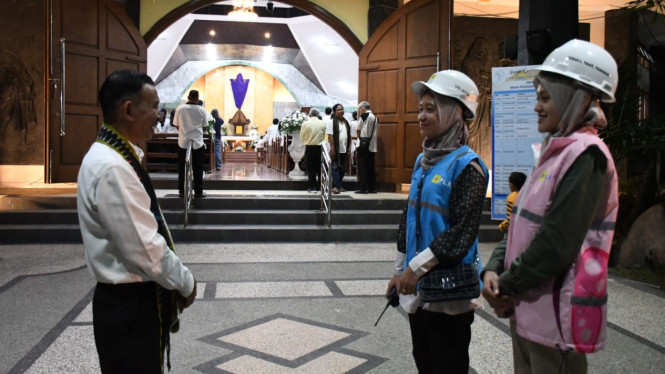 Petugas PLN sambangi gereja di malam perayaan Paskah 2025.