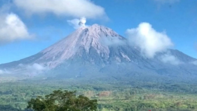 Gunung Semeru saat erupsi