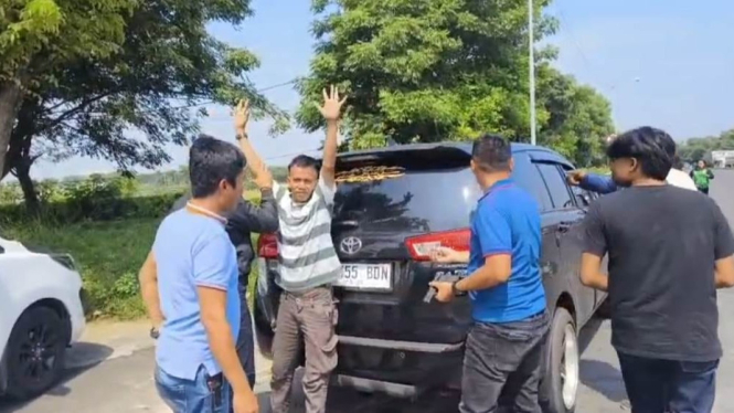 Pelaku penculik (kaus putih angkat tangan) santri ditangkap petugas