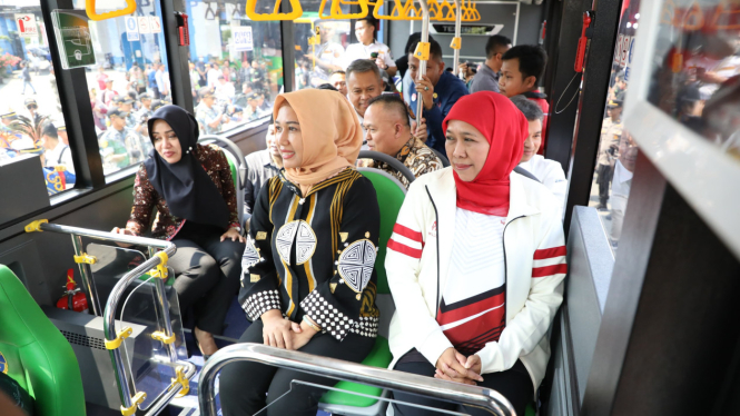 Khofifah Saat Naik Trans Jatim