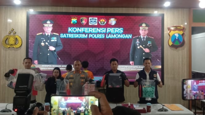 Kapolres Lamongan AKBP Agus Dwi Suyanto menunjukkan barang bukti