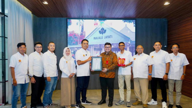 Bupati Kediri mendapat penghargaan dari REI Komisariat Kediri.