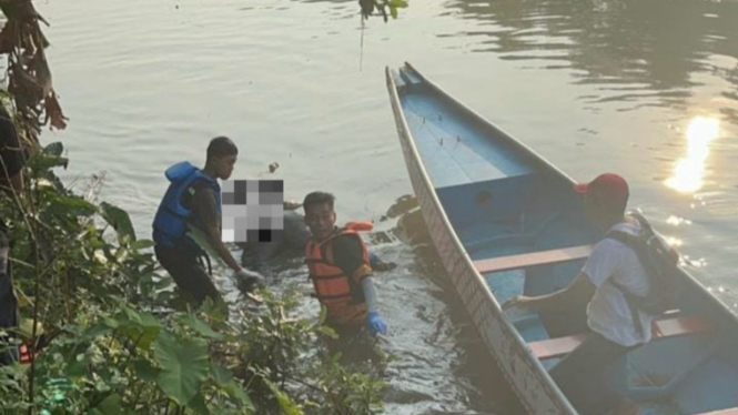 Evakuasi penemuan mayat di Sungai Ngotok Mojokerto