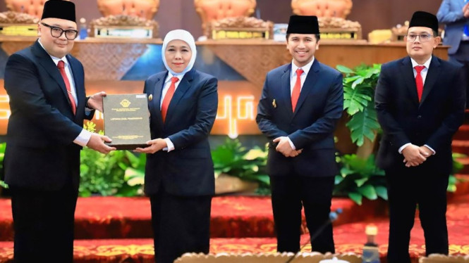 Khofifah Indar Parawansa saat menerima Opini WTP dari Dirjen PKN V BPK RI Widhi Widayat