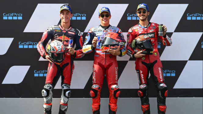 Top 3 kualifikasi MotoGP Aragon (dari kiri) Pedro Acosta, Marc Marquez, dan Francesco Bagnaia.
