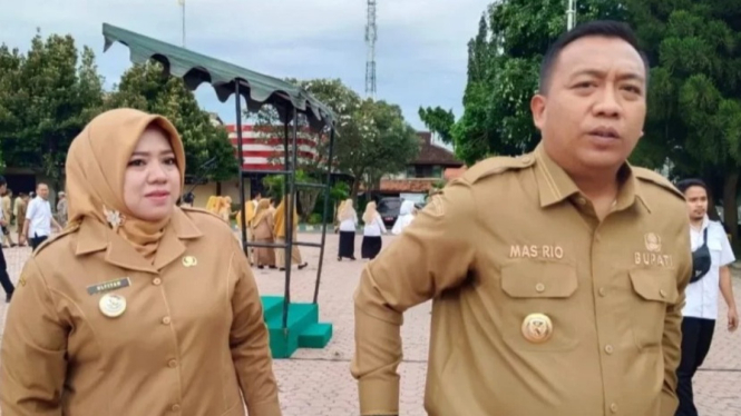 Yusuf Rio Wahyu Prayogo Bupati Situbondo saat memberikan keterangan kepada wartawan, Senin (28/4/2025).