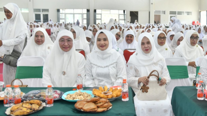Dewi Khalifah (kiri) bersama Nia Kurnia Fauzi (tengah).