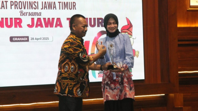 Wali Kota Kediri Vinanda Prameswati terima PWI Jatim Awards.