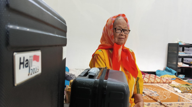 Nenek Sarinah penjual jamu dan kerupuk naik haji asal Trenggalek.