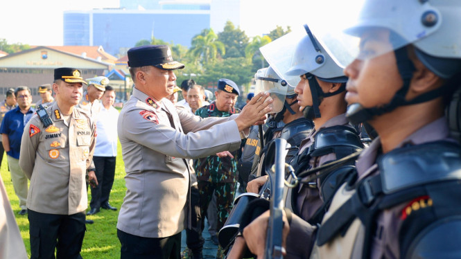 Kapolda Jatim Irjen Pol Nanang Avianto saat melakukan pencecekan kesiapan personel di lapangan apel Mapolda Jatim, Rabu (30/4).