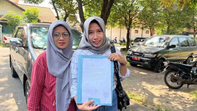 Warga Desa Jasem mendatangi Kantor Dinas Lingkungan Hidup (DLH) Kabupaten Mojokerto.