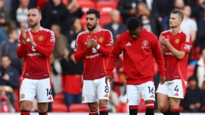 Pemain Manchester United Christian Eriksen, Bruno Fernandes dan Matthijs de Ligt bertepuk tangan kepada para penggemar usai pertandingan.