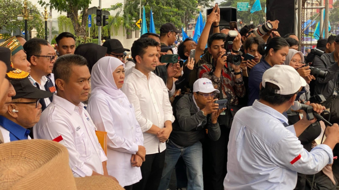 Khofifah dan Emil temui massa buruh di Surabaya.