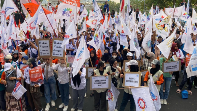 Aksi buruh May Day 2025 di Surabaya.