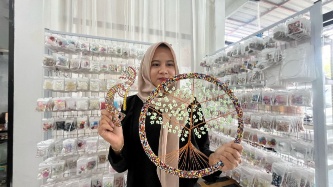 Umi Rosydah, pebisnis aksesoris kawat tembaga