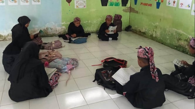 Para siswa SD di Lamongan terpaksa belajar di lantai