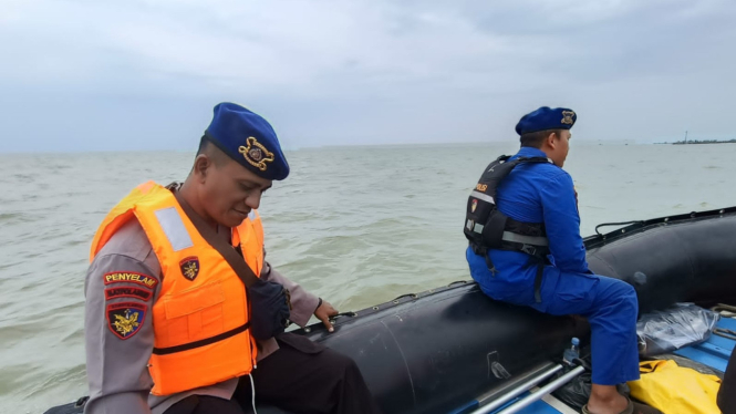 Petugas saat melakukan pencarian