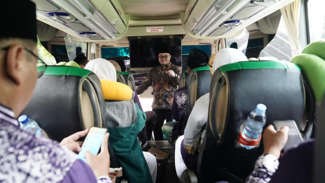 Bupati Kediri menyapa CJH berangkat ke Sukolilo Surabaya.