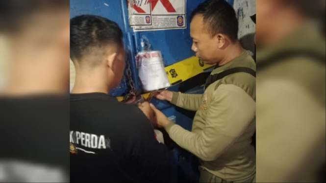 Pemkot Surabaya Rantai Pintu UD Sentosa Seal.