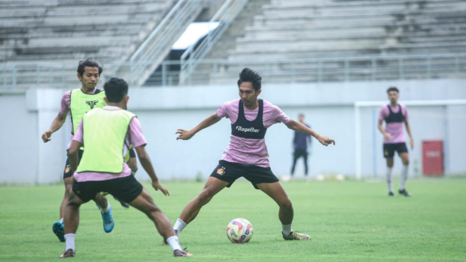Pemain Persik Kediri bersiap menghadap