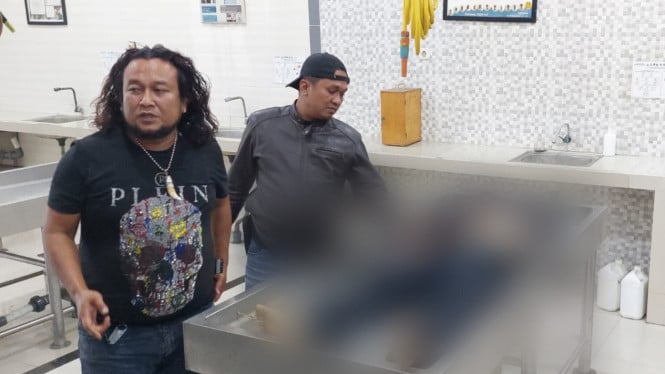 Pelaku A saat berada di Kamar Mayat RS Bhayangkara Polda Jatim, Kota Surabaya.