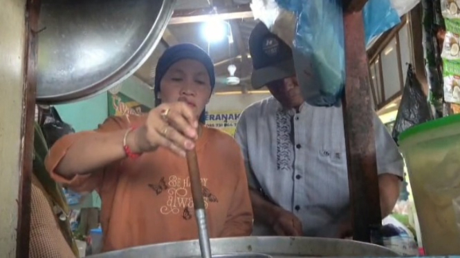 Pasutri Suwito dan Sumiyati saat berjualan bakso.
