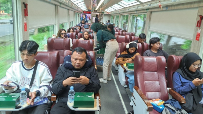 Suasana penumpang Kereta Panoramic