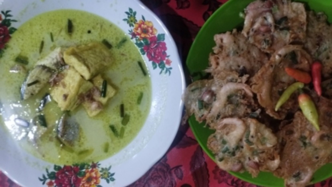 Ikan tongkol kuah santan dan peyek udang.