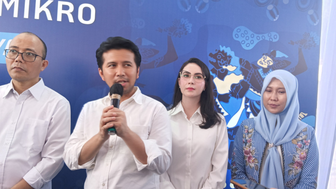 Wabub Jawa Timur Emil Dardak bersama sang istri, Arumi Bachsin.