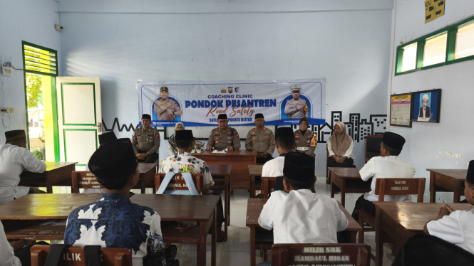 Para santri Blitar memperoleh pengetahuan dari polisi.