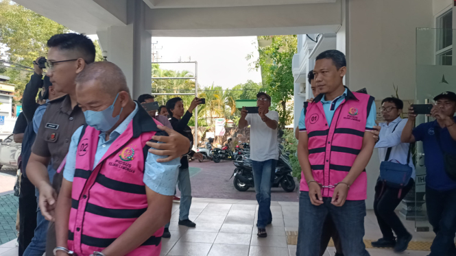 MW dan tersangka lain saat diamankan petugas
