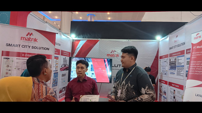 Pegawai PT Matrik Melayani Pengunjung